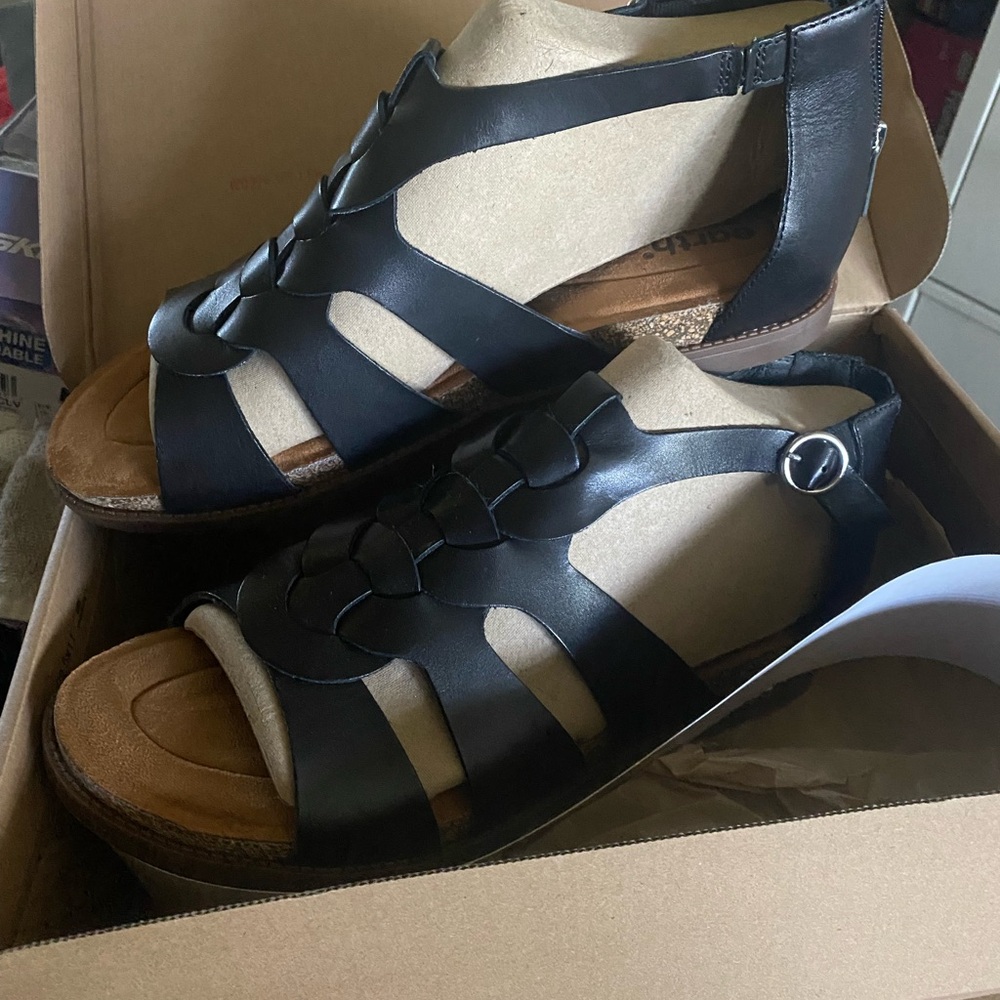 Earth Origins Black Leather T-Strap Sandals - Picture 2 of 6
